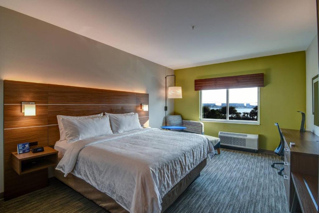 Holiday Inn Express - Fort Walton Beach Central, an IHG Hotel photo 1