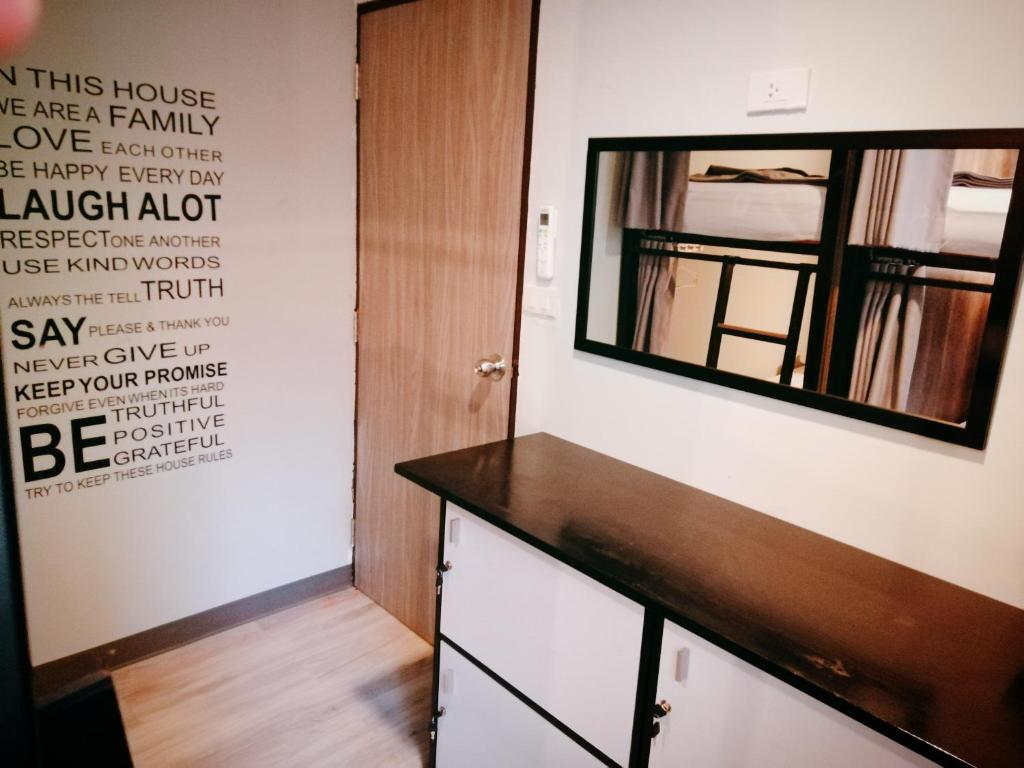 Четырехместный (Четырехместный номер с общей ванной комнатой), White House Hostel