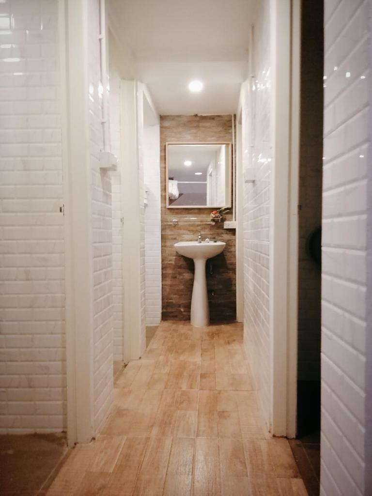 Двухместный (Двухместный номер Делюкс с 1 кроватью и балконом), White House Hostel