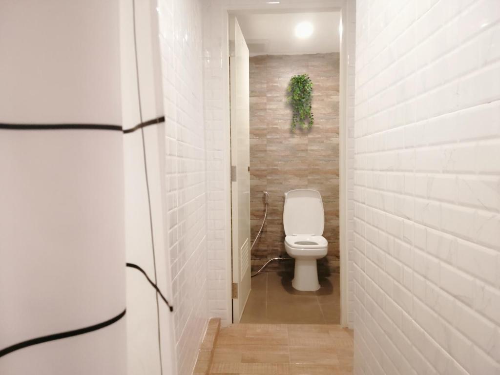 Двухместный (Двухместный номер Делюкс с 1 кроватью и балконом), White House Hostel