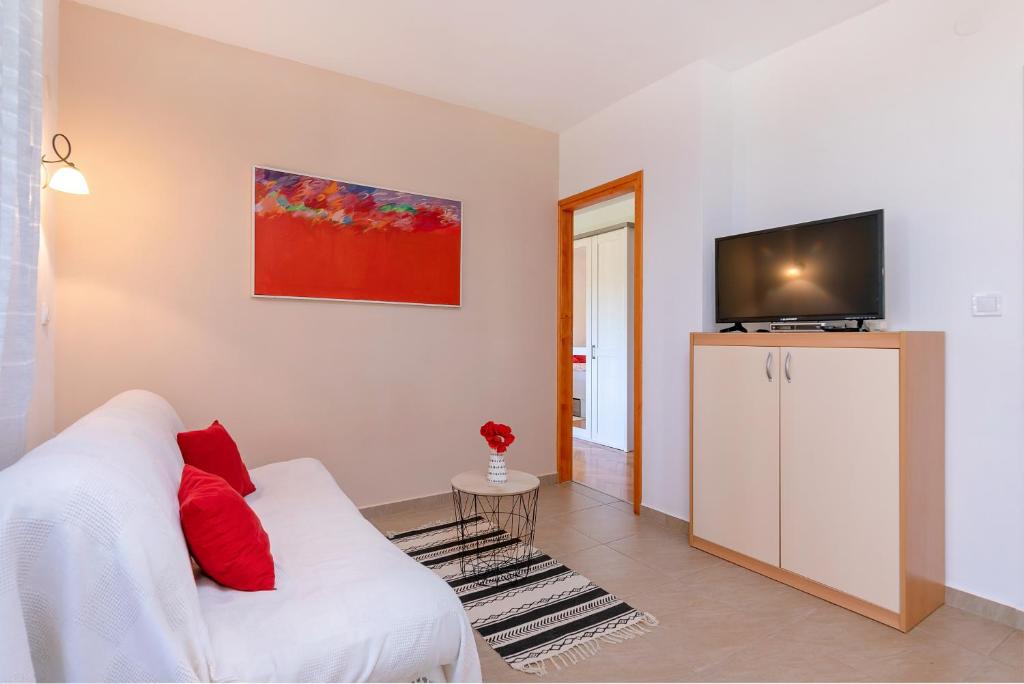 Red Apartment photo 4