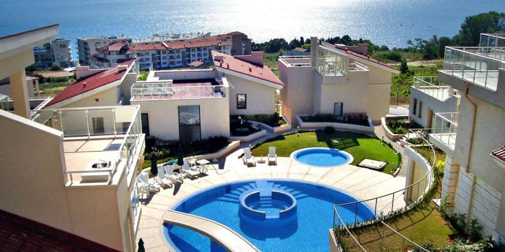 Big 3 Floor Villa With Pool And Beach photo 1