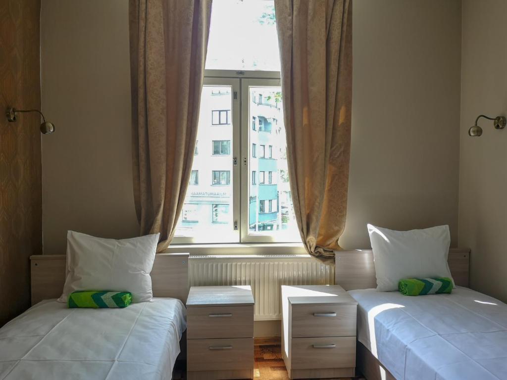 Двухместный (Двухместный номер с 2 отдельными кроватями и общей ванной комнатой), Villa Kadriorg Hostel