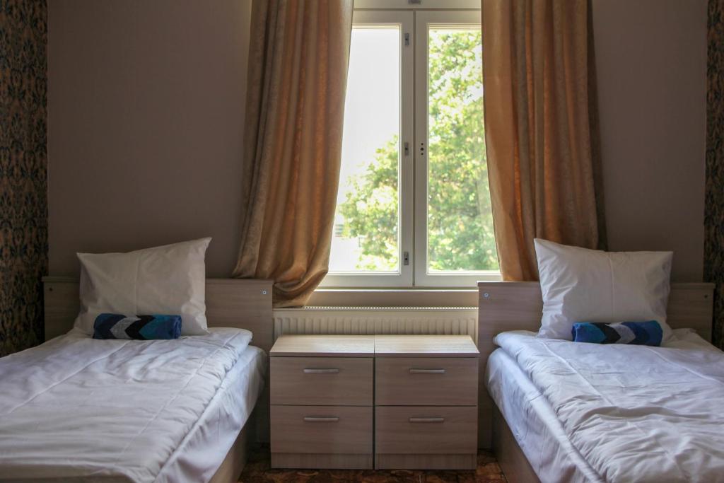 Двухместный (Двухместный номер с 2 отдельными кроватями и общей ванной комнатой), Villa Kadriorg Hostel