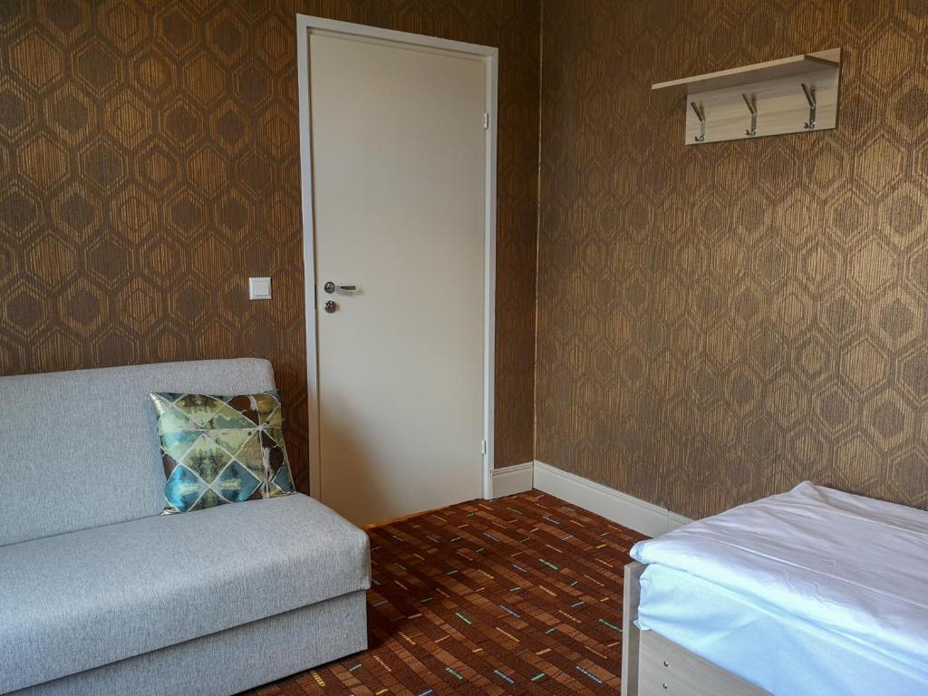 Двухместный (Двухместный номер с 2 отдельными кроватями и общей ванной комнатой), Villa Kadriorg Hostel