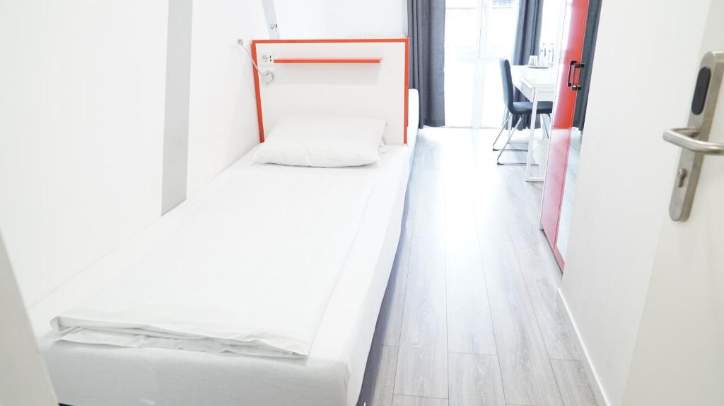 Двухместный (Классический двухместный номер с 1 кроватью), Check In Hotel