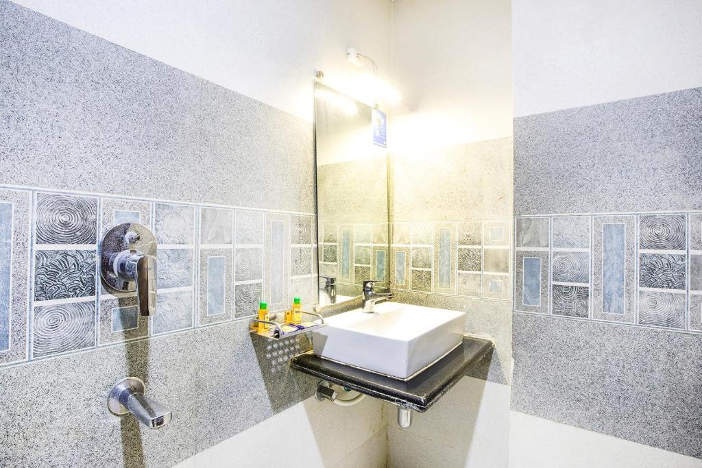 Двухместный (Двухместный номер Делюкс с 1 кроватью), FabHotel Aksa International Andheri East