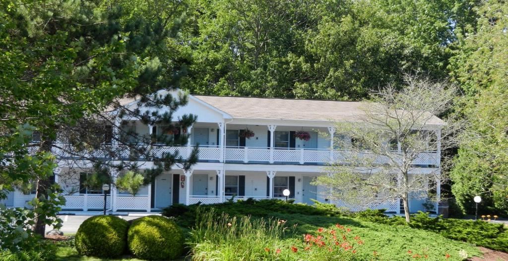 Cedar Crest Inn image