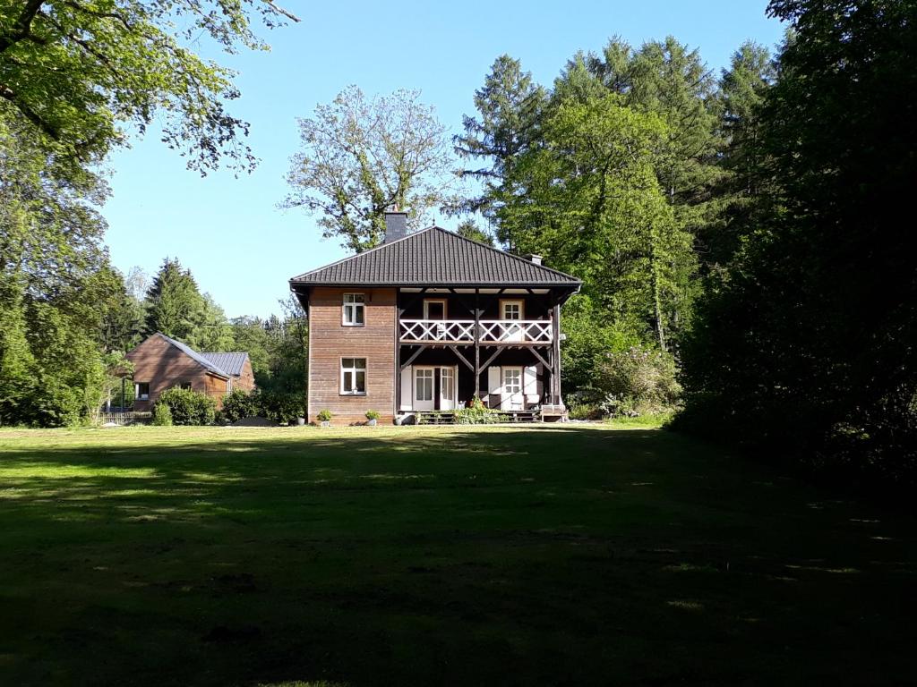 Riverside house photo 1