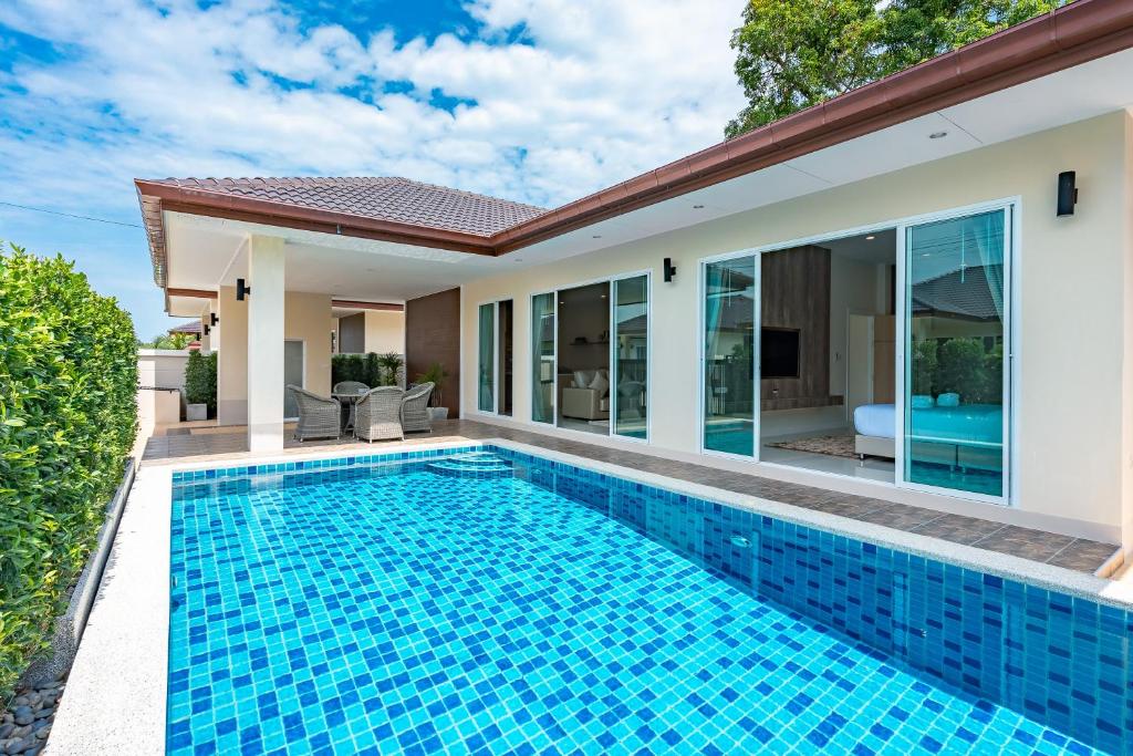 Luxury Pool Villa A18 / 3BR 6-8 persons photo 1