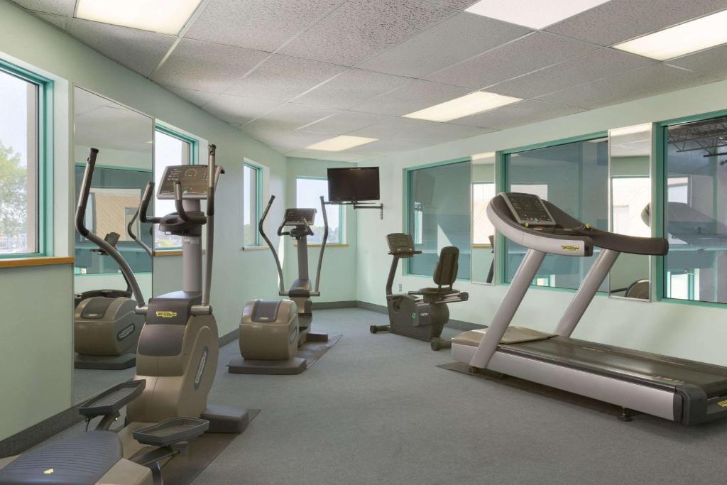 Ramada by Wyndham Belleville Harbourview Conference Center photo 2