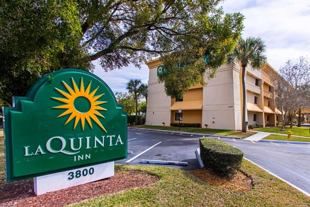 La Quinta Inn by Wyndham Ft. Lauderdale Tamarac East image