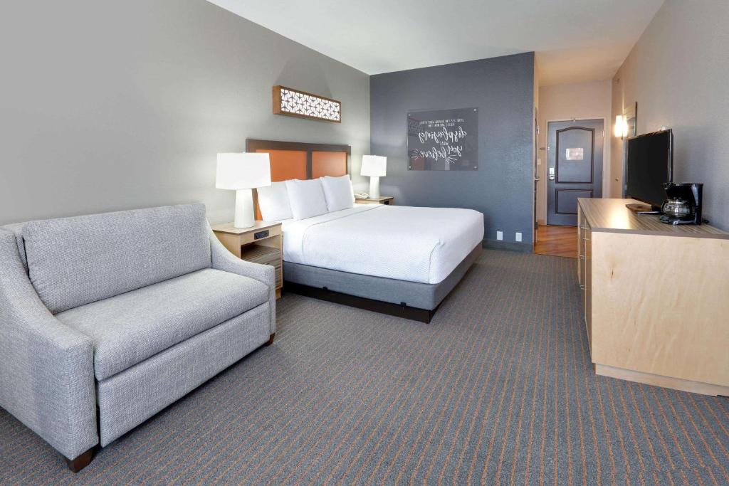 La Quinta Inn & Suites by Wyndham Dallas Love Field image