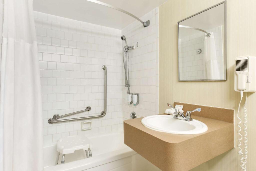 Ramada by Wyndham Belleville Harbourview Conference Center photo 4
