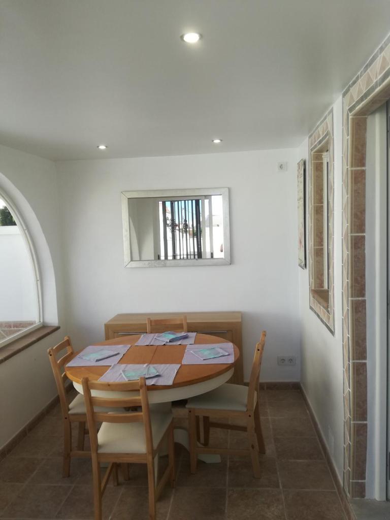 2 bedroom newly renovated bungalow close to bars & restaurants photo 4
