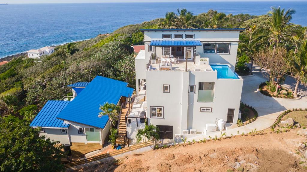 Villa Topaz Above West Bay With 360 Degree Views! 3 Bedrooms photo 2