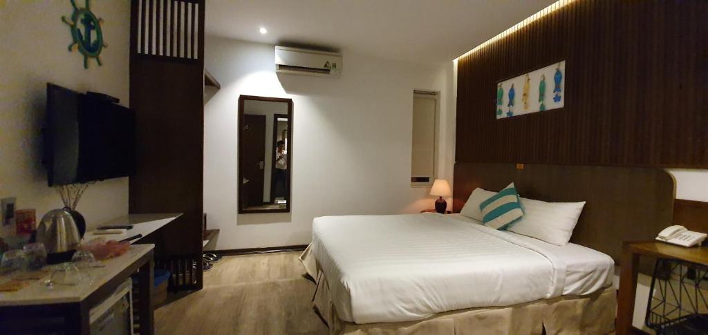 Двухместный (Улучшенный номер с кроватью размера «king-size»), Santori Hotel Da Nang Bay