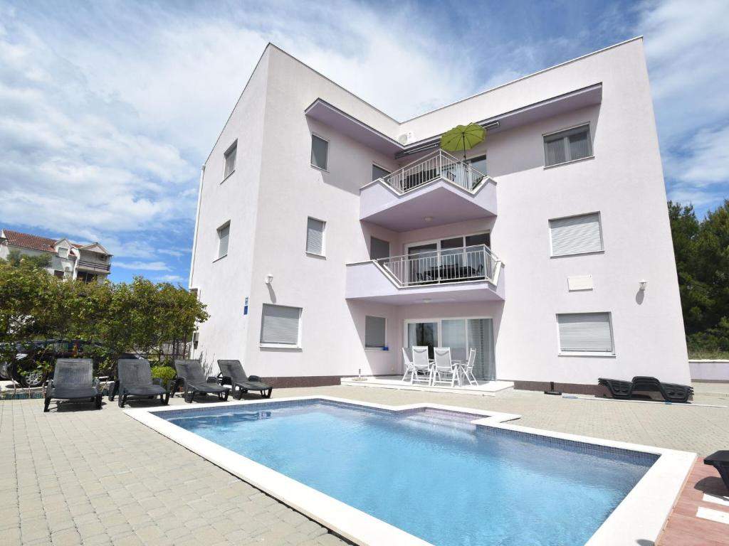 Nice apartment with shared swimming pool only 500m from the beach and 4km from Trogir photo 1