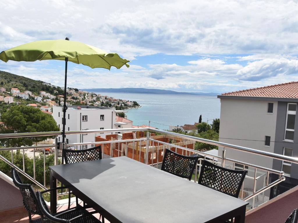 Nice apartment with shared swimming pool only 500m from the beach and 4km from Trogir photo 3