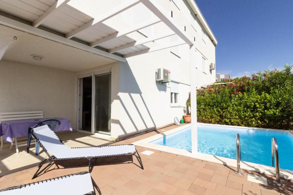 Apartment with private pool photo 4