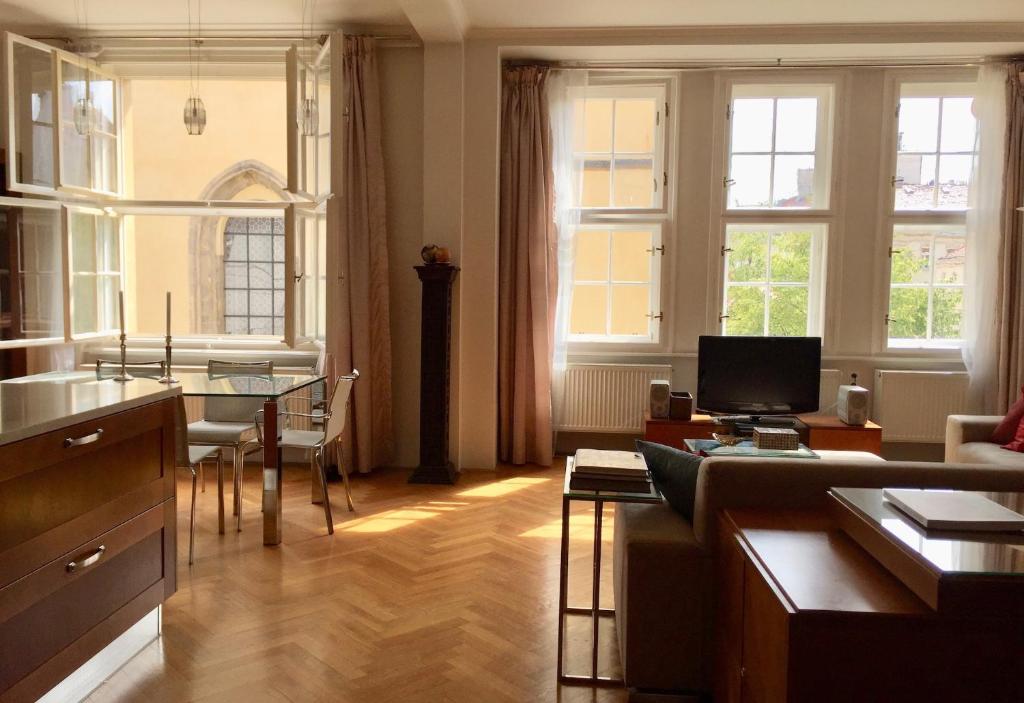 Spacious elegance in the heart of Old Town photo 2