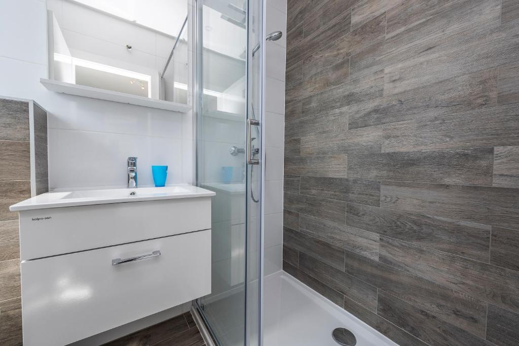 Adris 2 luxury modern apartment with a pool photo 3