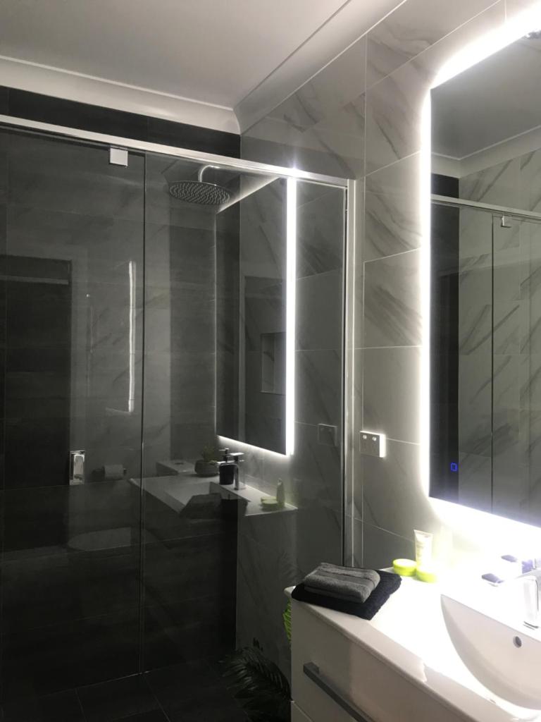 Luxury 2br home with King, 5 star private & close photo 4