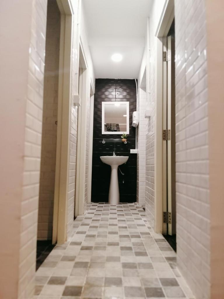 Двухместный (Двухместный номер Делюкс с 1 кроватью и балконом), White House Hostel