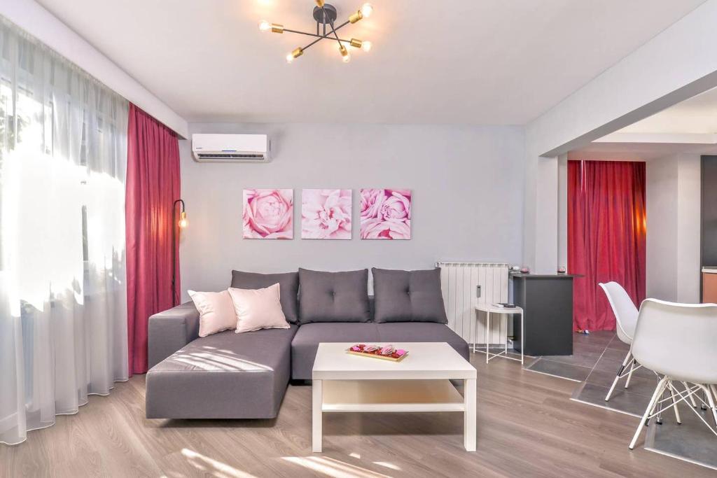 ROSÉ one bedroom designer apartment in city centre by Flat Mаnager - Tap to explore photos