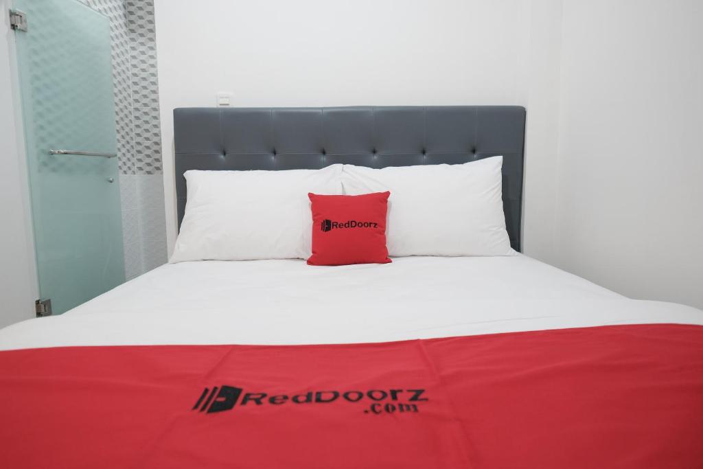 Двухместный (Двухместный номер с 1 кроватью), RedDoorz near Taman Palem