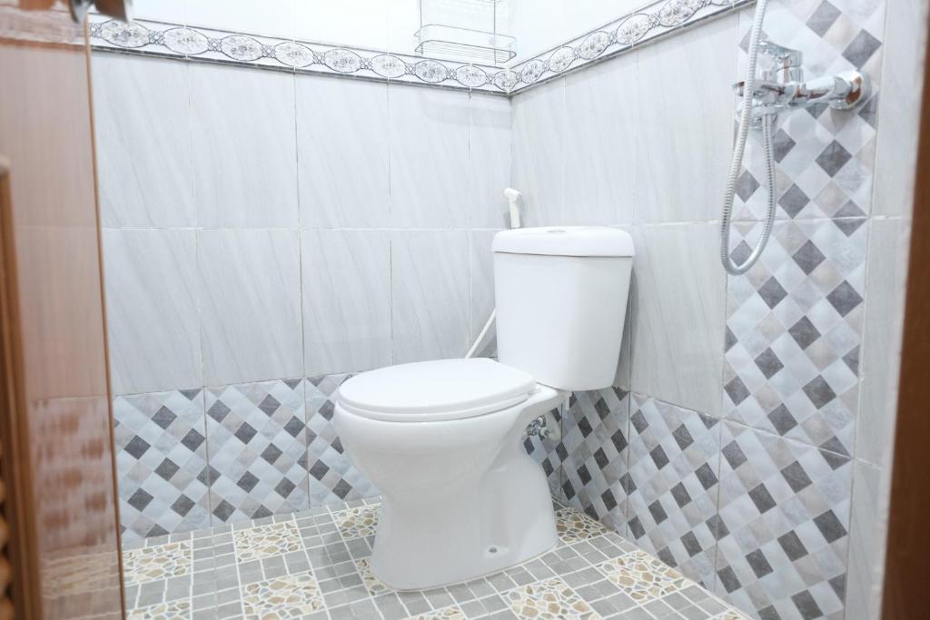 Двухместный (Стандартный двухместный номер с 1 кроватью), RedDoorz Syariah near Siloam Hospital Kebon Jeruk