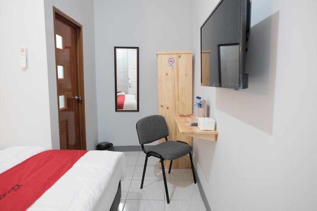 Двухместный (Стандартный двухместный номер с 1 кроватью), RedDoorz Syariah near Siloam Hospital Kebon Jeruk