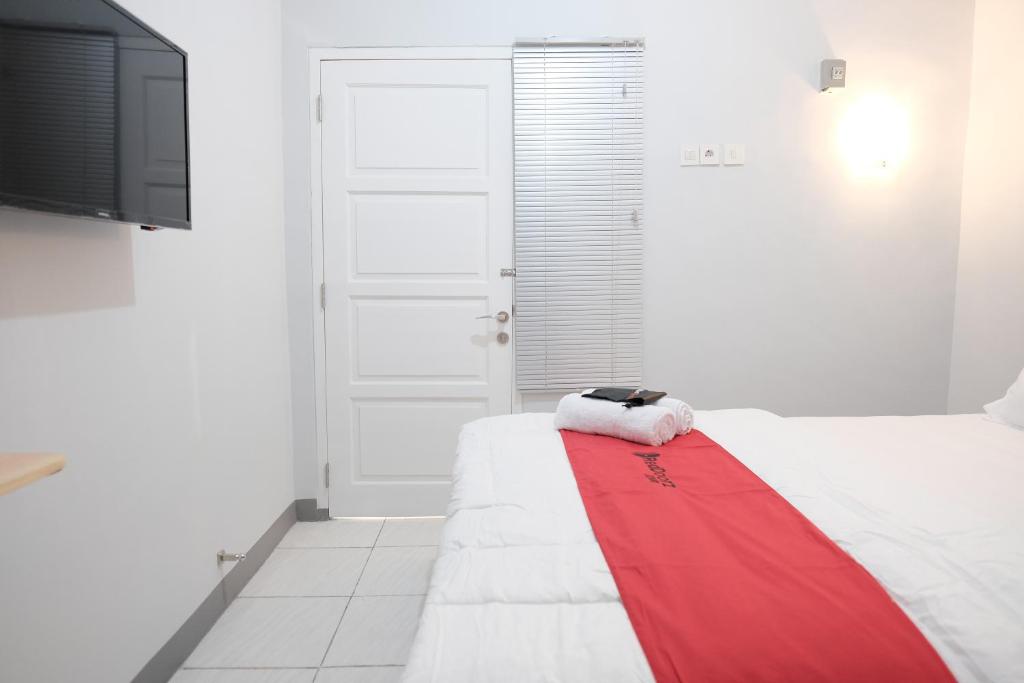 Двухместный (Стандартный двухместный номер с 1 кроватью), RedDoorz Syariah near Siloam Hospital Kebon Jeruk