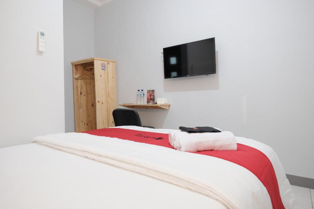 Двухместный (Стандартный двухместный номер с 1 кроватью), RedDoorz Syariah near Siloam Hospital Kebon Jeruk
