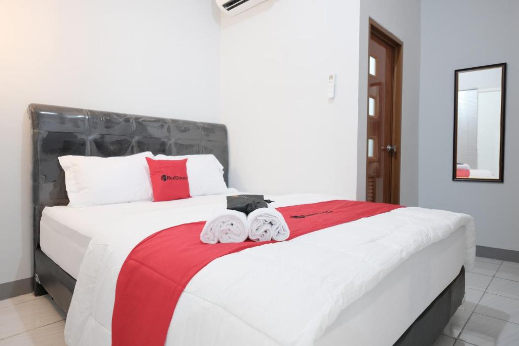 Двухместный (Стандартный двухместный номер с 1 кроватью), RedDoorz Syariah near Siloam Hospital Kebon Jeruk