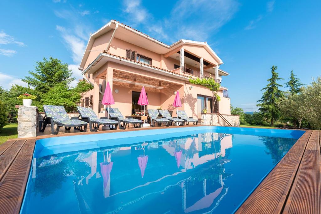 Sunset holiday home with pool and large, mature garden photo 4