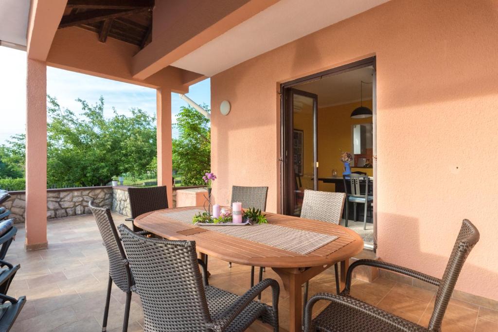 Sunset holiday home with pool and large, mature garden photo 3
