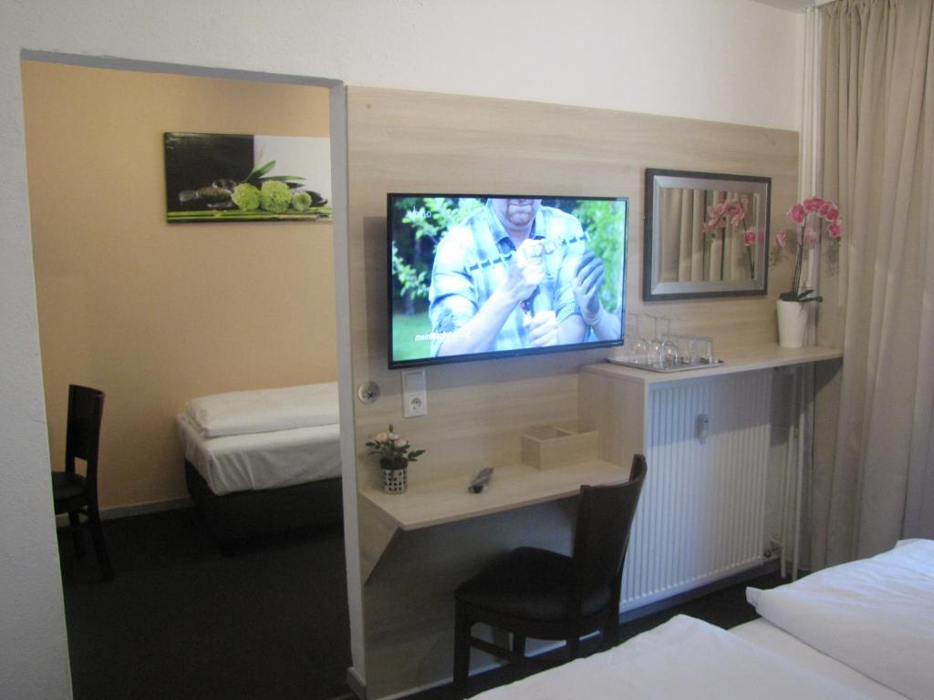 Трехместный (Трехместный номер с собственной ванной комнатой), Milano Hotel