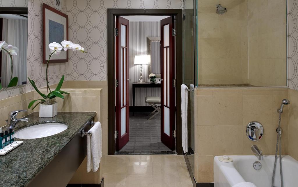 Сьюит (Роскошный люкс с кроватью размера «king-size»), Sofitel Philadelphia at Rittenhouse Square