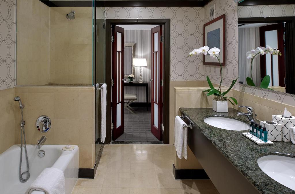 Сьюит (Prestige King Suite - Corner Room), Sofitel Philadelphia at Rittenhouse Square