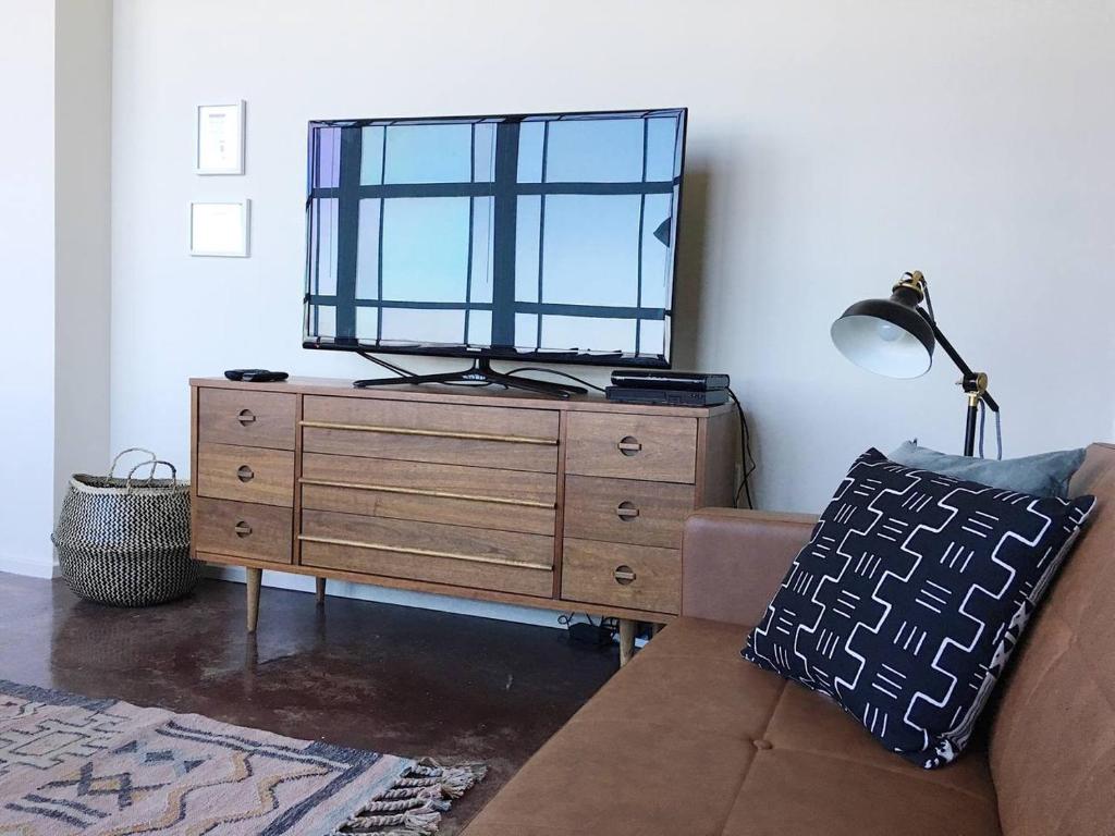 City Loft w/ View of Gay St photo 2