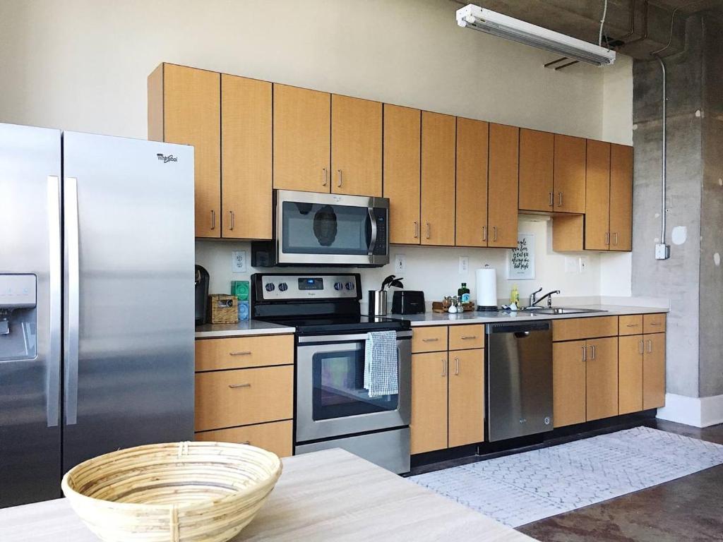 City Loft w/ View of Gay St photo 4