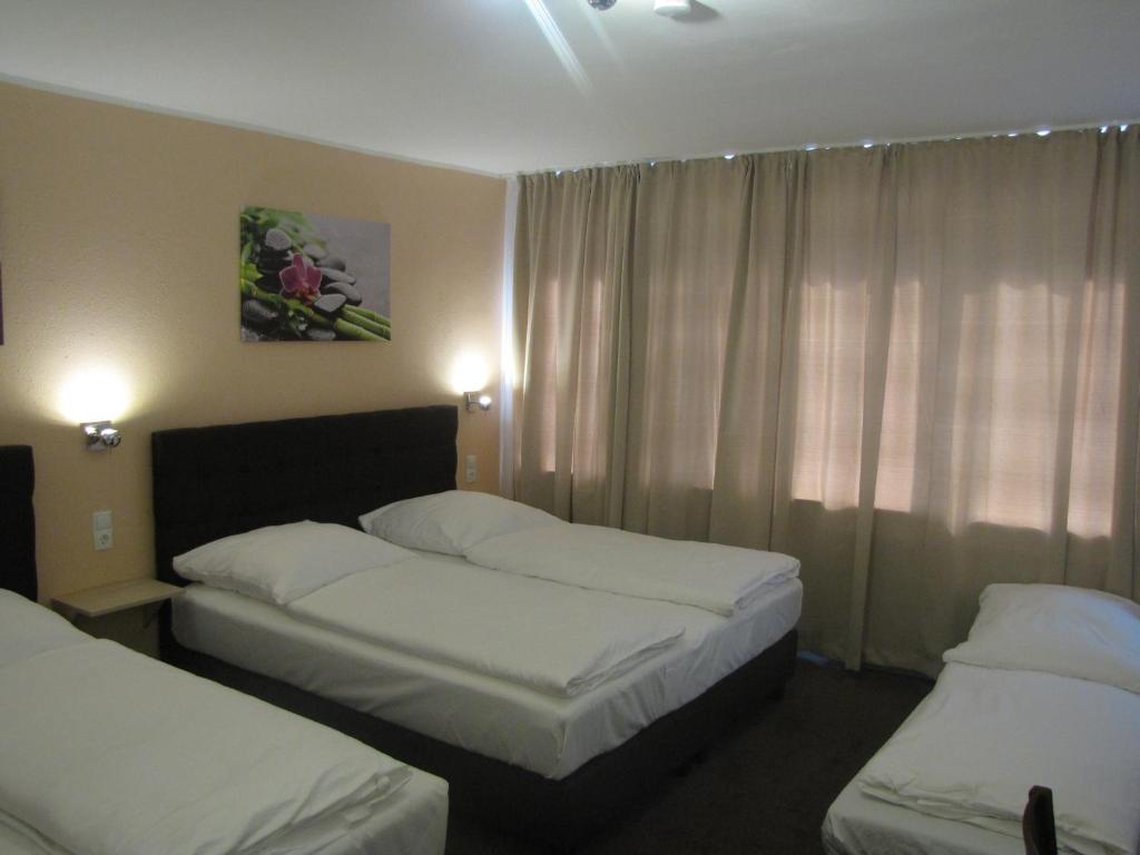 Четырехместный (Стандартный четырехместный номер), Milano Hotel