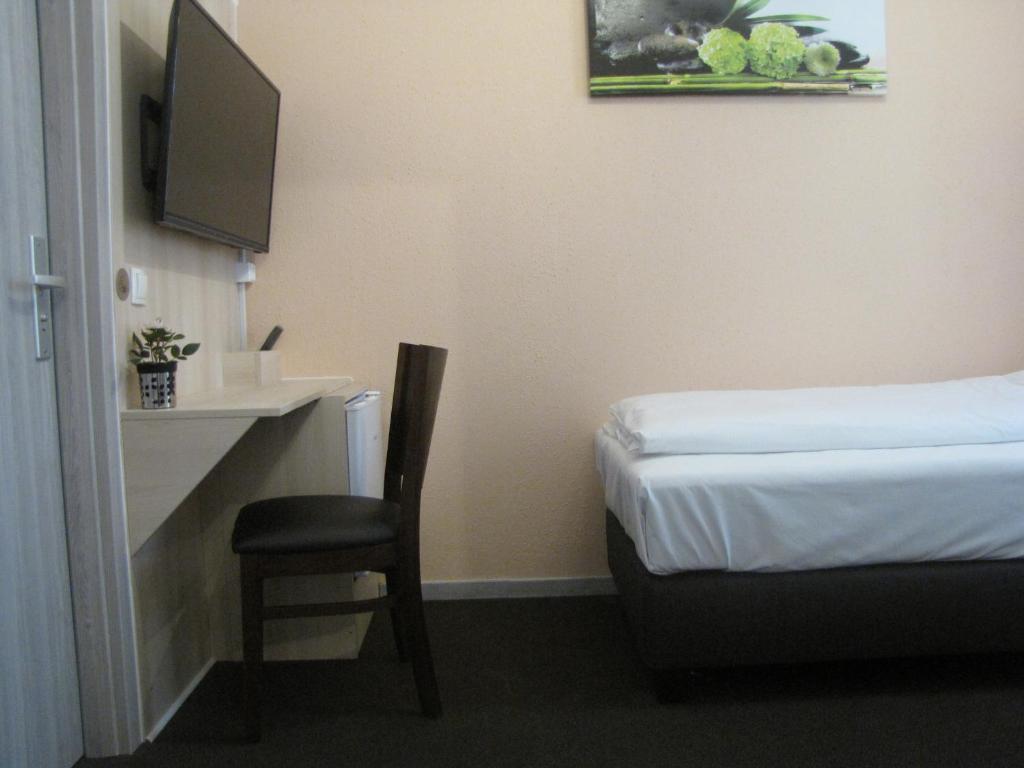 Трехместный (Трехместный номер с собственной ванной комнатой), Milano Hotel