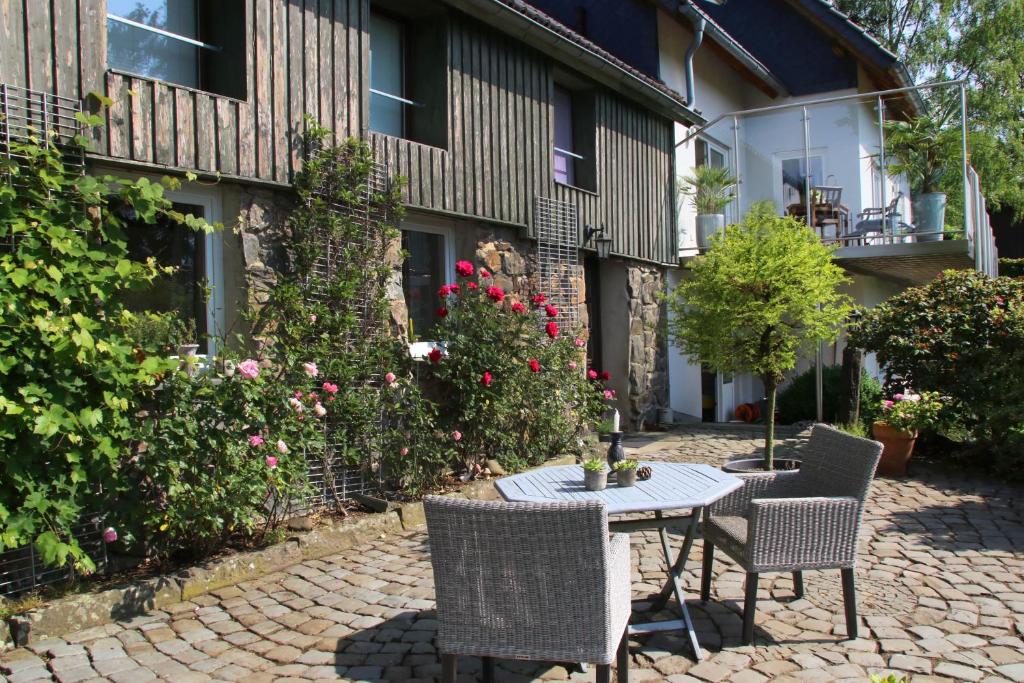 Kleines Haus mitten in der Natur mit eigener Terrasse und Sonnenbalkon photo 4