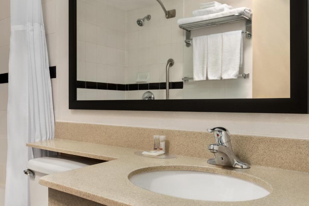 Days Inn & Suites by Wyndham Moncton photo 3