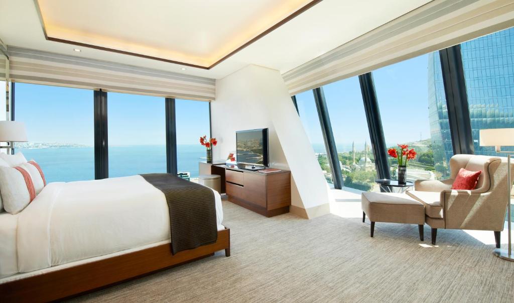 Сьюит (Люкс «Фэйрмонт Голд» с 1 спальней и видом на море), Отель Fairmont Baku