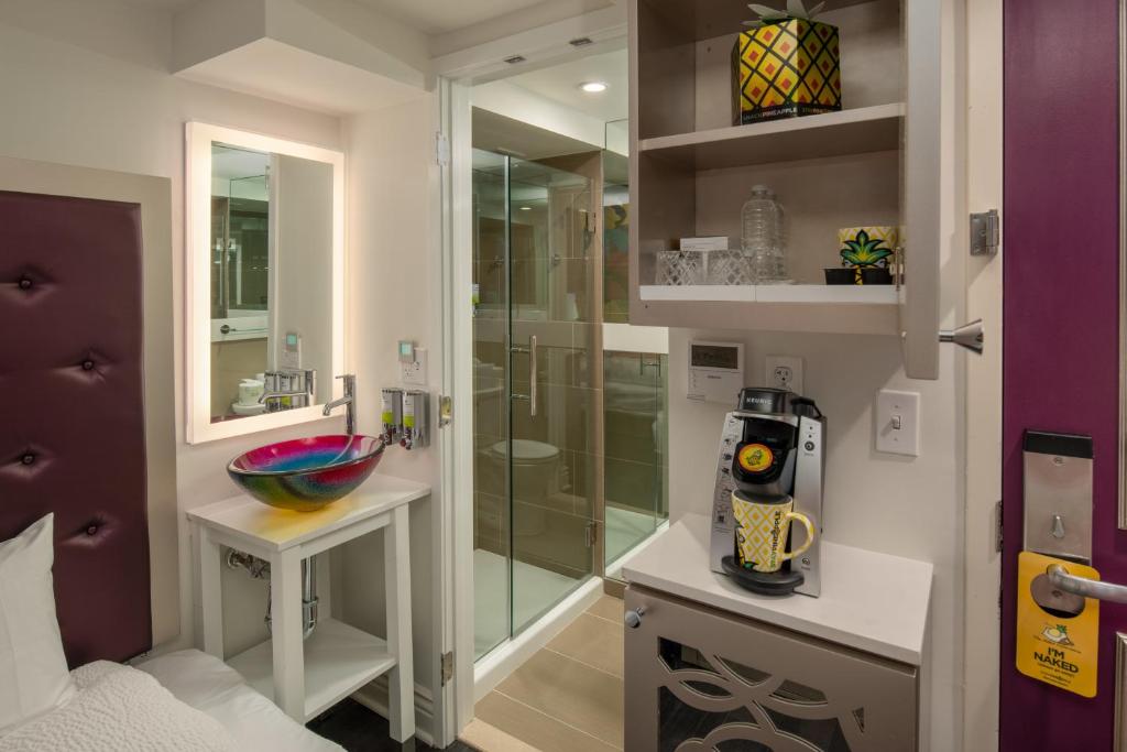 Двухместный (Persona Two Twin), Staypineapple, An Artful Hotel, Midtown New York