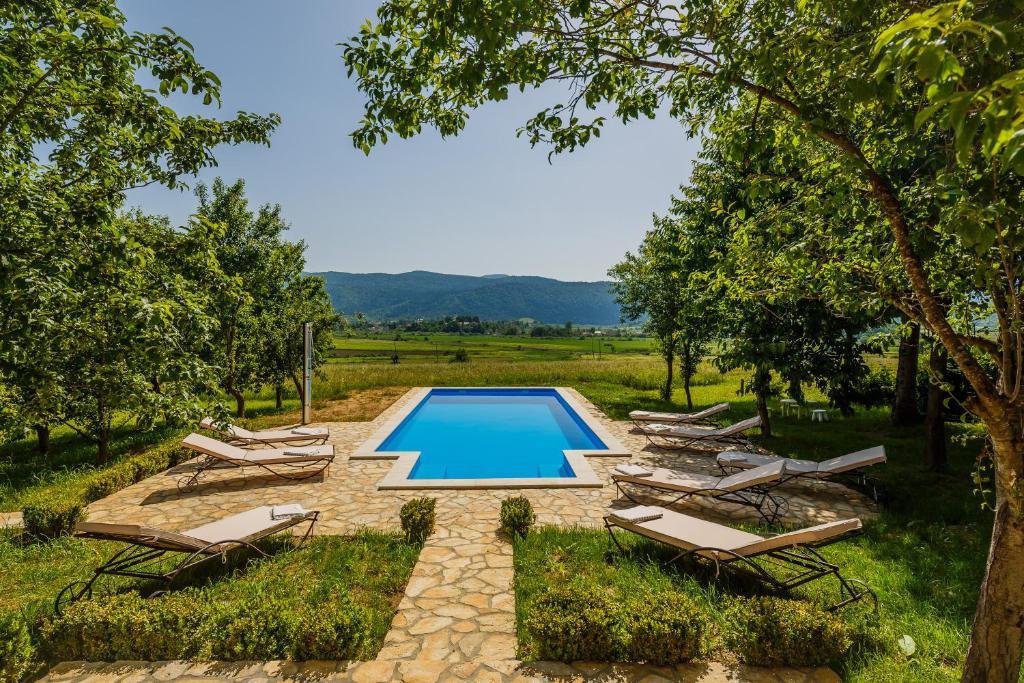 Beautiful cottage with heated pool for 22 ppl photo 3