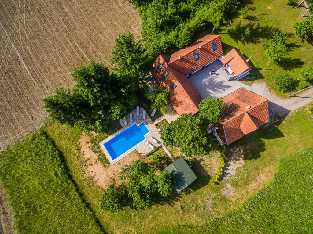 Beautiful cottage with heated pool for 22 ppl photo 1